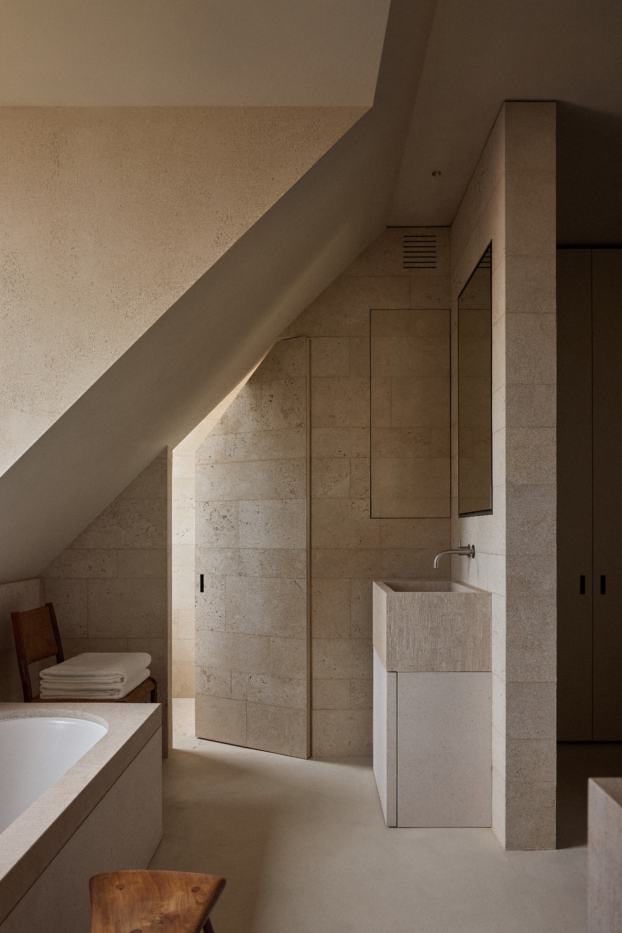 Badkamer met douche, wastafel en natuursteen